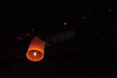 克拉通摄影照片_泰国的洛伊克拉通节在夜空中飘扬.