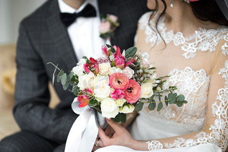 高兴极了摄影照片_新娘手里拿着结婚花束