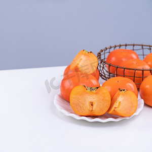 新鲜的、美丽的、切碎的、甜甜的桂枝，被隔离在灰蓝色背景的白色厨房桌子上，中国农历新年设计理念，特写.