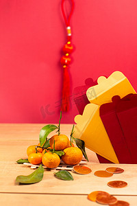 新年信封摄影照片_中国农历新年的装饰。中国信封，橙色，叶子，红包，木制红色背景。（关于信封的文字意味着新年快乐和幸福)