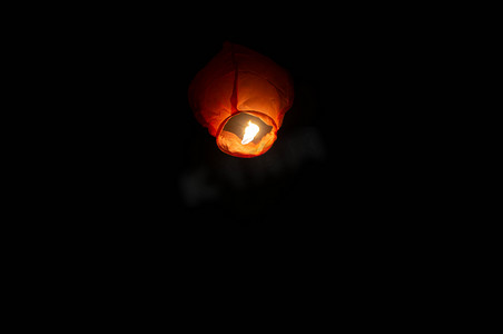 一个红色的天空灯笼，火焰明显地亮着。