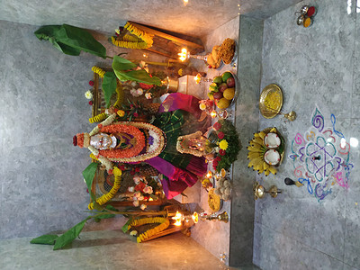 Vara Mahalakshmi Vrata节期间的Lakshmi女神雕像装饰。它的节日是为了安抚拉克希米女神。Varalakshmi是个乐天派。Puja done by women in the Karnataka