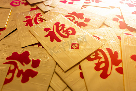 金宝摄影照片_中国新年的概念。金信封(黄宝)背景,顶视图