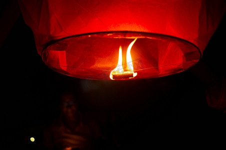 一张红天灯笼的照片,上面的火光清晰地升向天空.这通常是在像Diwali 、 Makar sankranti这样的特殊场合发生的。