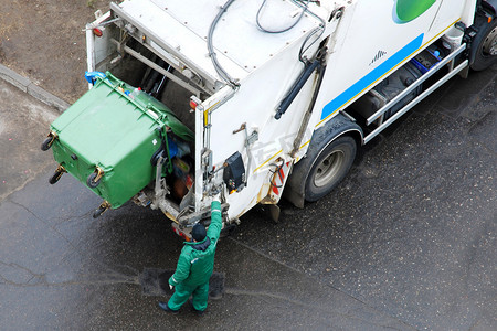 每天摄影照片_在住宅区经营垃圾车的垃圾工，每天清理垃圾
