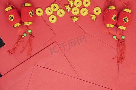 红色信封红包金银灯，上面刻有吉祥、吉祥、幸福的字样，红色背景装饰有文字复制空间，新年快乐.