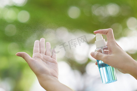 用酒精清洁剂在户外喷洒，保持手感 