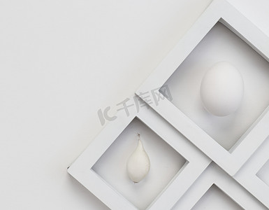 3d模型头像摄影照片_右下角的两个正方形，白色背景。特写，头像。鸡蛋和洋葱.