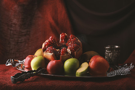 幽暗背景摄影照片_石榴和苹果的幽暗背景下的静谧生活