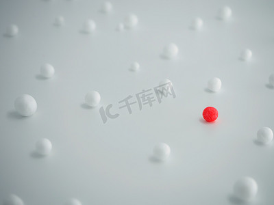 白色和红色泡沫球在白色背景上的散射，焦距短