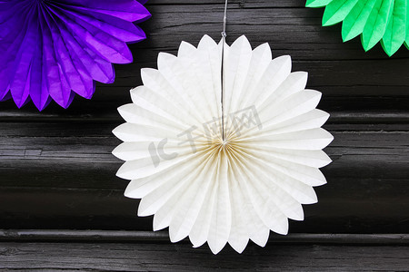 五彩斑斓的纸装饰节日，生日，新年，婚礼的形式是木制背景的圆形扇子.