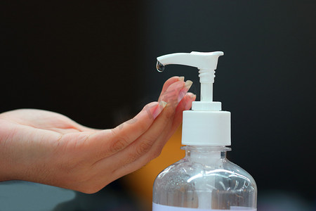 在医疗保健概念中，当人们为了保护自己不受细菌和白种人感染而伸出手来的时候，用酒精凝胶瓶洗手.