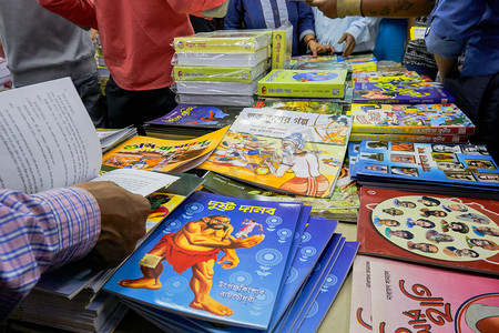 KOLKATA, INDIA - FEBRUARY 11TH, 2018: Bengali (Indian langualge) colourful books for sale at Kolkata book fair.这是世界上最大、参加人数最多和最有名的非贸易书展.