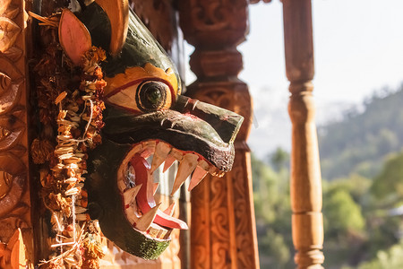 在印度喜马拉雅山Kinnaur地区Kalpa村的古印度寺庙门口，一个可怕的木雕上了守护神的雕像.