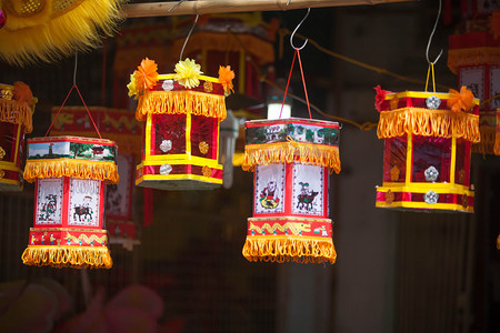 1月1日摄影照片_河内/越南- 2020年9月1日：传统市场出售五彩缤纷、形状各异的灯笼、狮头、鼓......市集设于河内旧城区.