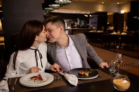 餐馆吃饭摄影照片_这对快乐的夫妇在餐馆吃饭，约会