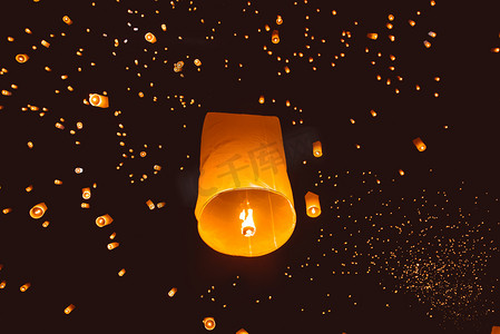 迎新春联欢晚会摄影照片_洛伊克拉通节,泰国新年晚会与浮动灯笼