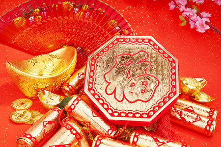 吉祥摄影照片_中国新年装饰品--金锭、爆竹、橙子、金币、书法翻译：新年吉祥