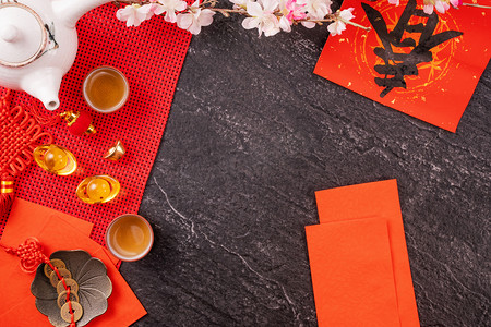 中国农历新年的设计理念-节庆配件，红包（红包，红包），顶视图，平铺，头顶上方。