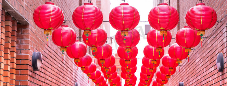 美丽圆圆的红灯笼挂在古老的传统街道上，是中国农历新年的概念，关门了。 恶语相向意味着祝福.