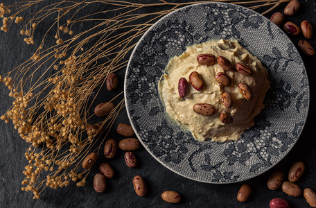 秋装摄影照片_平托豆的鹰嘴豆精美的美味佳肴是用豆类做的.秋装营养食品的背景.