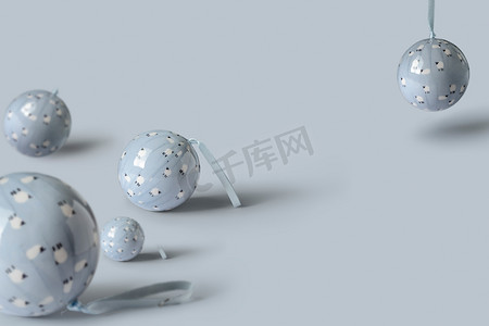 圣诞装饰球摄影照片_在柔和的蓝色背景上贴上圣诞装饰球。 Minim