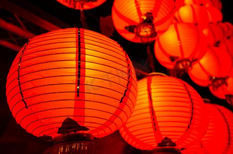 挂红灯笼摄影照片_中国农历新年的夜晚，红灯笼挂起
