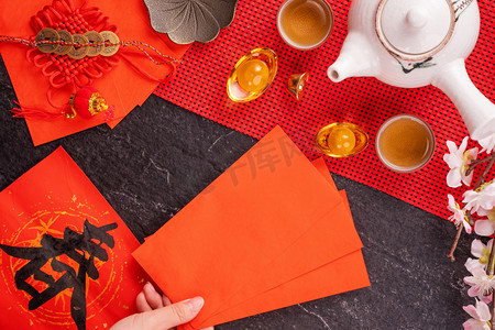 好运666摄影照片_中国农历新年的设计理念- -妇女持仓，送红包（红包，红包）以换取好运，顶视图，平铺，头顶上方。