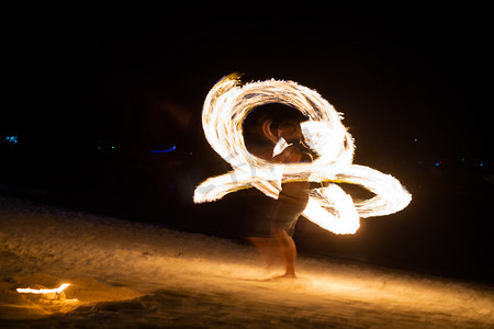 惊人的消防舞者摇摆火舞表演火表演在泰国的海滩上