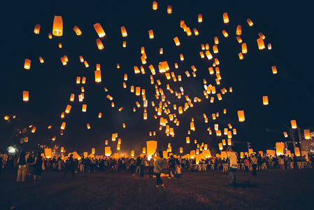 克拉通摄影照片_洛伊克拉通节,泰国新年晚会与浮动灯笼