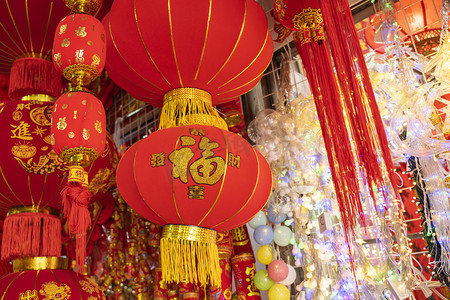 5.中国传统装饰灯笼、文字和印章意味着新年吉祥