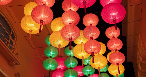 五彩缤纷的中国传统灯笼,除夕夜挂在户外过年