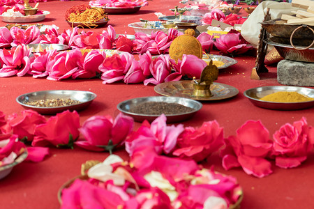 印度婚礼，传统民族婚礼的装饰，火烧，鲜花和神像在红地毯上