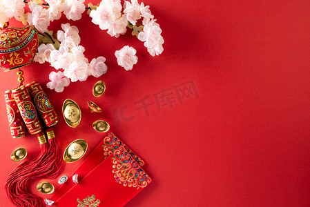 中国新年装饰品或红包、橙子和金锭或红色背景的金块。文章中的汉字FU指的是好运、财富、资金流动.
