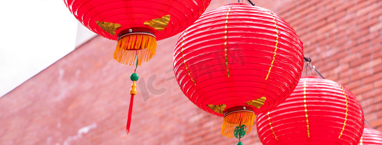 挂红灯笼摄影照片_美丽圆圆的红灯笼挂在古老的传统街道上，是中国农历新年的概念，关门了。 恶语相向意味着祝福.