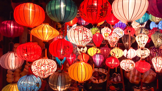 亚洲夜市摄影照片_夜市装饰灯笼，会安，越南.