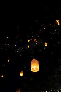 摄像发布摄影照片_乐克宏和易鹏在夜间在天空中发布纸灯笼