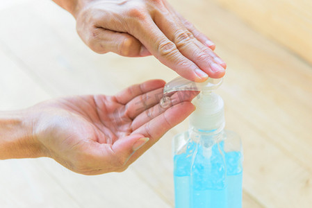 使用清洁剂凝胶洗手，以保护健康不受疾病侵害