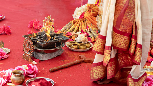 印度婚礼摄影照片_印度婚礼，传统民族婚礼的装饰，火烧，鲜花和神像在红地毯上