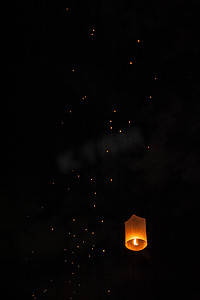 漂浮的热气球摄影照片_天空灯笼，飞灯，漂浮灯笼，夜空中的热气球和月亮。 泰国的新年和艺峰节。 泰国北部清迈.