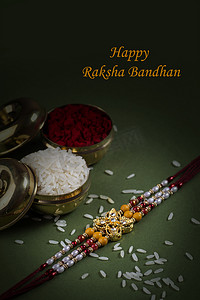 印度节：Raksha Bandhan背景，有优雅的Rakhi 、 Rice Grains和Kumkum 。手镯印度传统的腕带，是兄弟姐妹间爱情的象征.
