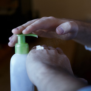 用饮水机在奶油罐损坏的手上涂抹润肤霜