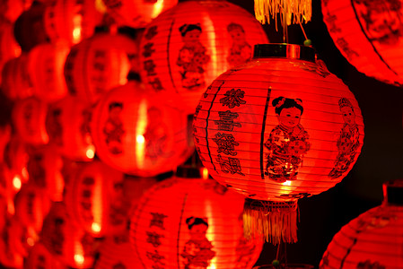 中国红灯笼展示了中国小孩和文字的背景