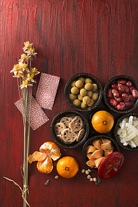中式新年摄影照片_平放中式新年餐饮及装饰用品。文本显示在图像中: 繁荣.