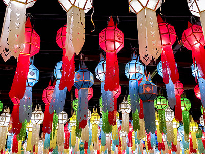 特写镜头和抬头查看五颜六色的泰国兰纳风格的灯笼挂在寺庙前的夜晚时间在 loy kratong 节.