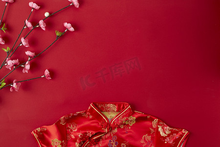 健康好运摄影照片_装饰设计中国新的一年2019红色背景。祝福文本意味着快乐, 健康和财富。祝中国新年好运。平躺