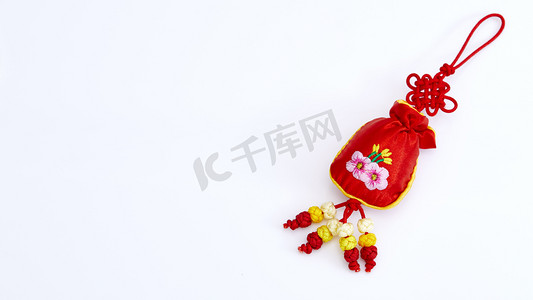 中国农历新年礼品袋和白色背景上的装饰