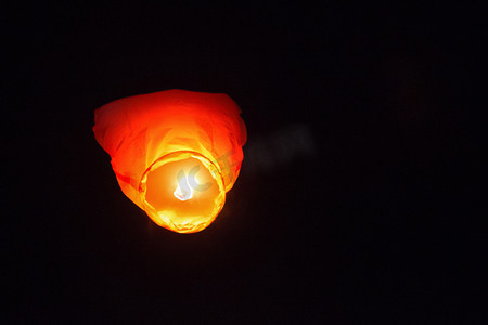 夜空中的中国手电筒。奇迹和解放的象征.