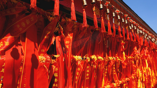 人们写和挂艾美酒木标签或木制标签祈祷好运