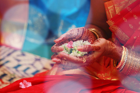 传统的印度婚礼传统和仪式与灯光的细节.